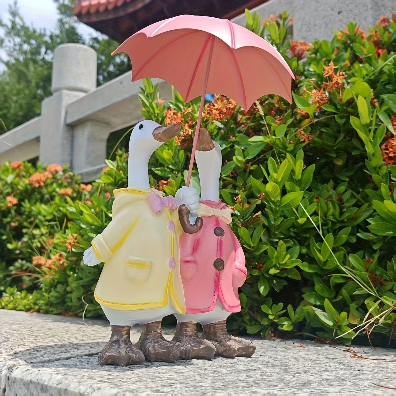 置物 オブジェ ガーデンオーナメント 傘をさしているアヒルのカップル あひる ダック 屋外 屋内 室内 インテリア 玄関 リビング ダイニング 装飾 庭 ガーデニング 装飾 ガーデン 樹脂 可愛い ギフト インテリア用品 贈り物 雑貨