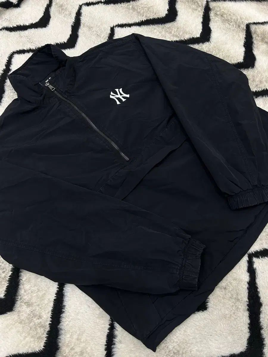 M MLB ニューヨーク・ヤンキース Anorak（アノラック）/ブラック