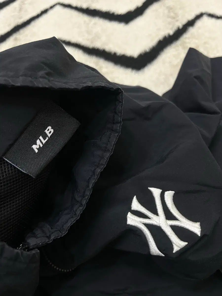 M MLB ニューヨーク・ヤンキース Anorak（アノラック）/ブラック