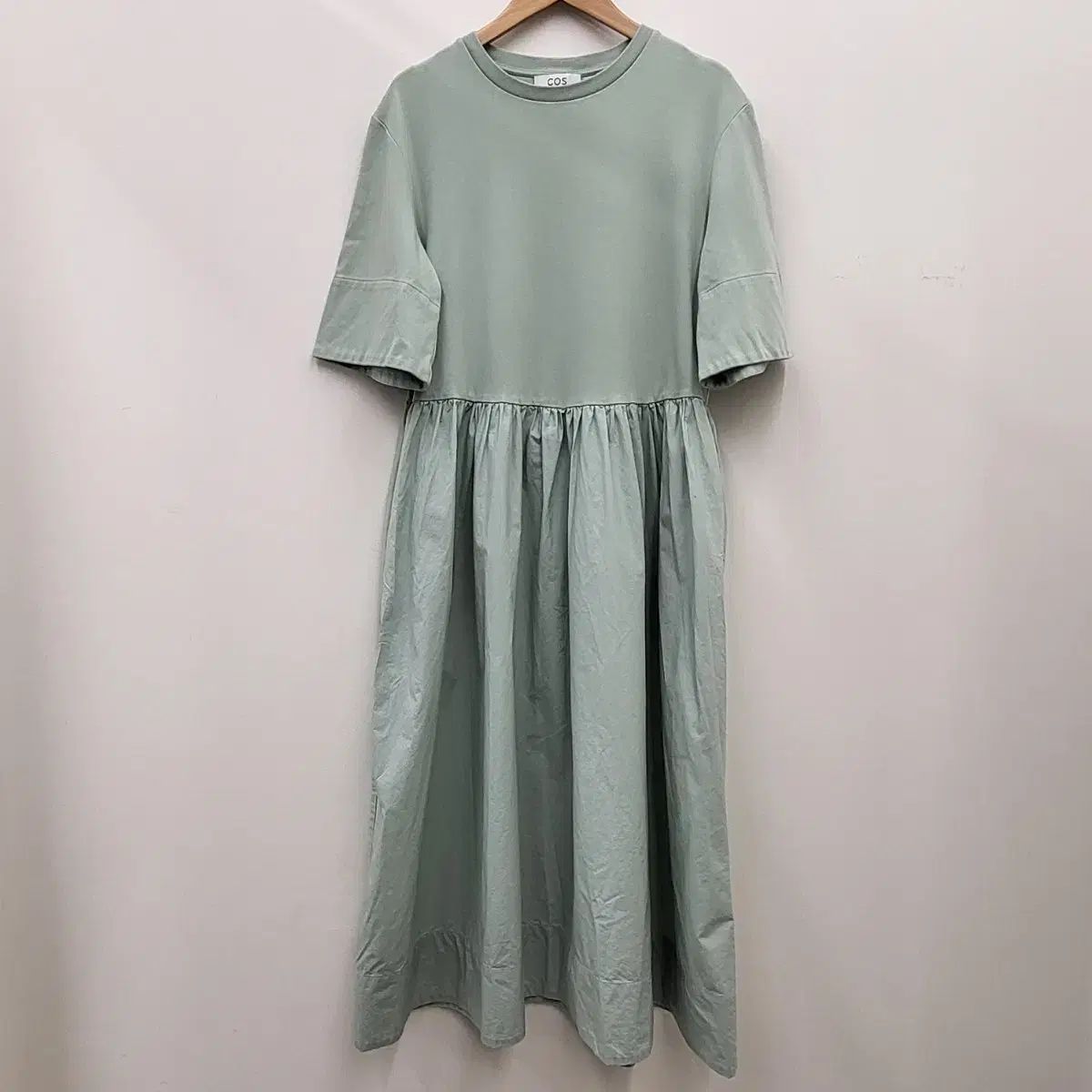 コス コンストラクトパネル ミディ Tシャツドレス