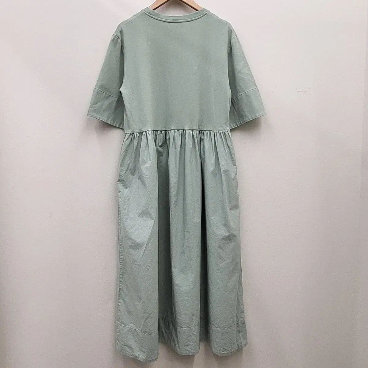コス コンストラクトパネル ミディ Tシャツドレス