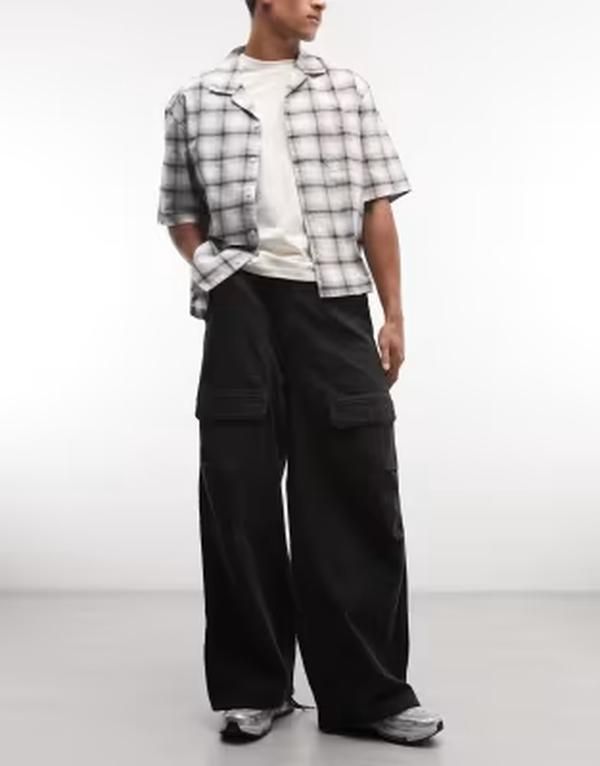ウィークデイ メンズ ボトムス カジュアルパンツ Weekday oversized parachute pants in washed black ブラック
