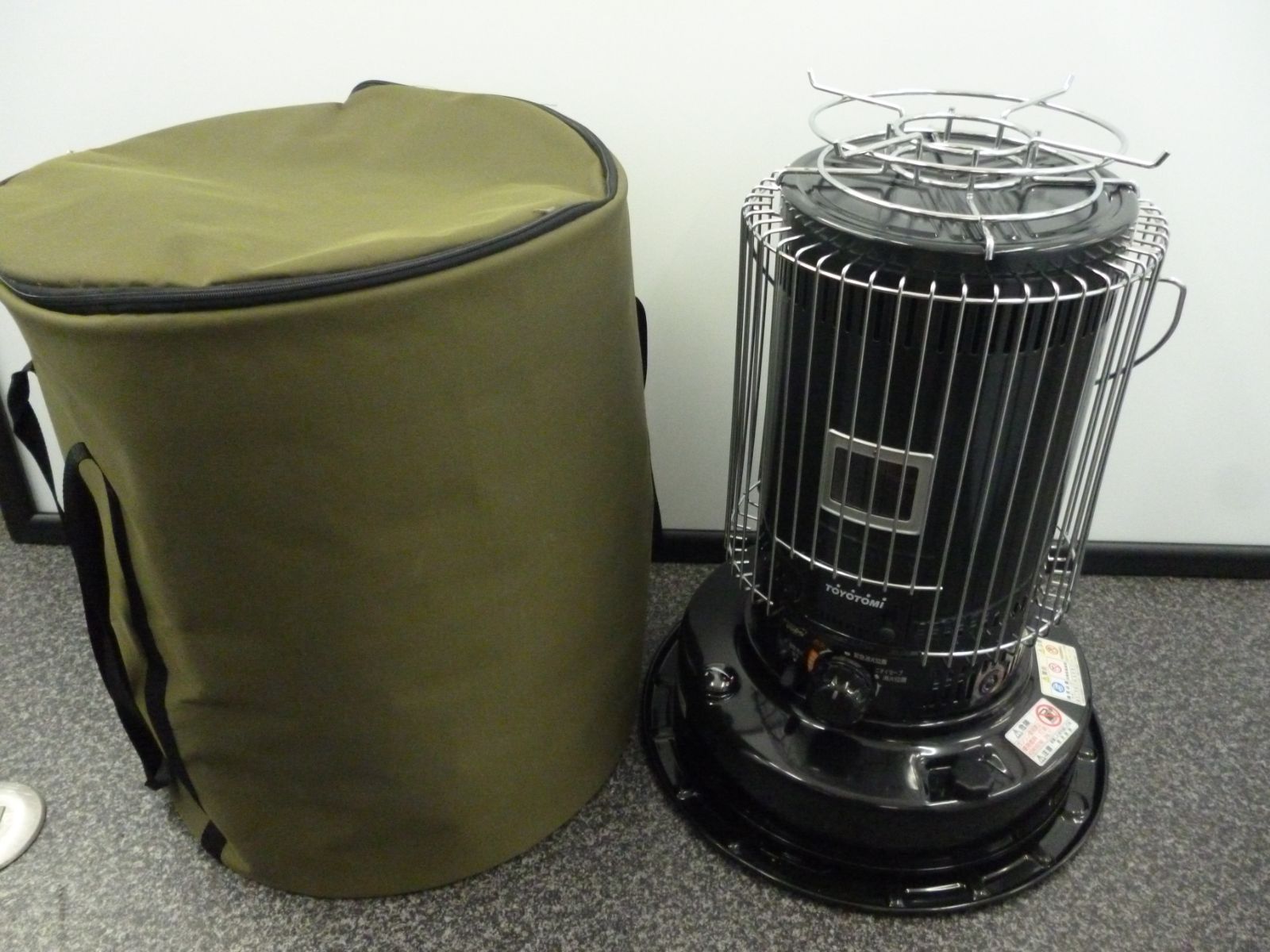 ② 中古美品 2023年製 トヨトミ 石油ストーブ KS-67H 17畳/24畳 収納