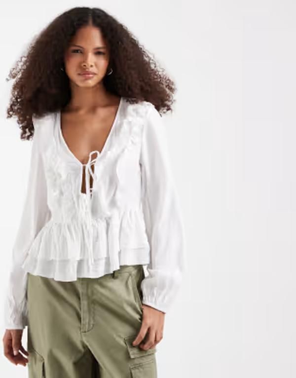 ヴェロモーダ レディース トップス シャツ フリル ブラウス Vero Moda ruffle detail tie front boho blouse Snowhite ホワイト