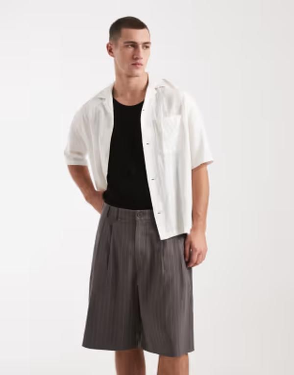 コットンオン メンズ ボトムス ハーフパンツ・ショーツ プリーツ ショートパンツ Cotton super pleated baggy shorts in charcoal pinstripes Charcoal pinstripe チャコール