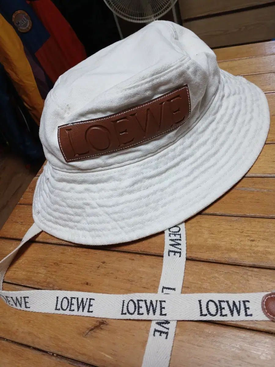 LOEWE 白 バケットハット ウール帽子 紐-【新発売】