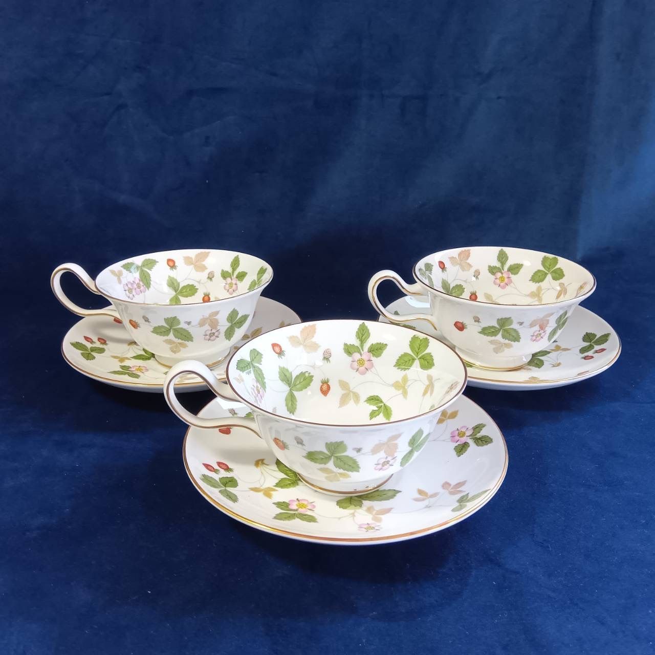 ウェッジウッド Wedgwood ワイルドストロベリー ３客 カップ＆ソーサー