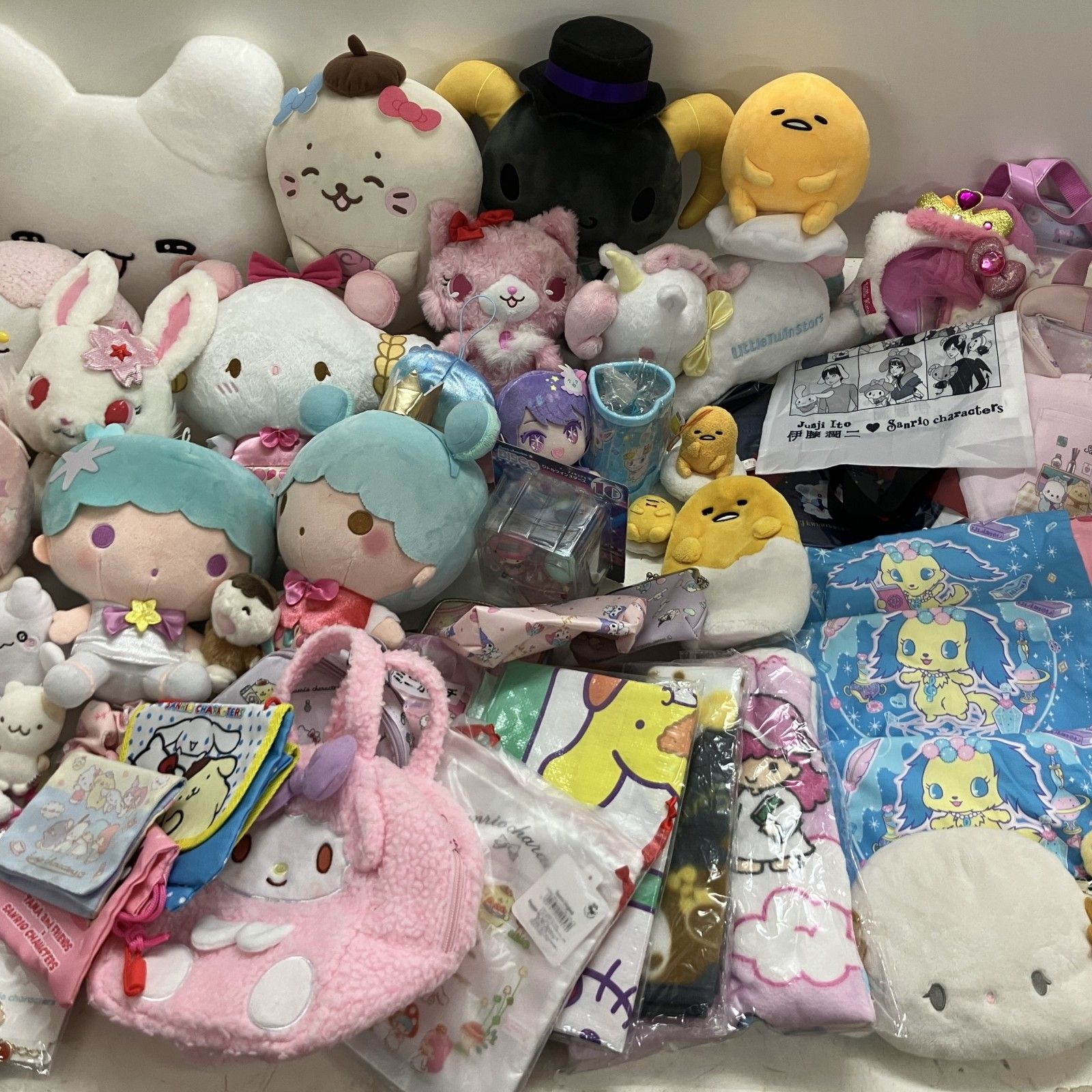 ◆ Sanrio サンリオ 約75点 まとめ商品 ぬいぐるみ 雑貨他 リトルツインスターズ キキララ ぐでたま マイスウィートピアノ はなまるおばけなど 現状品