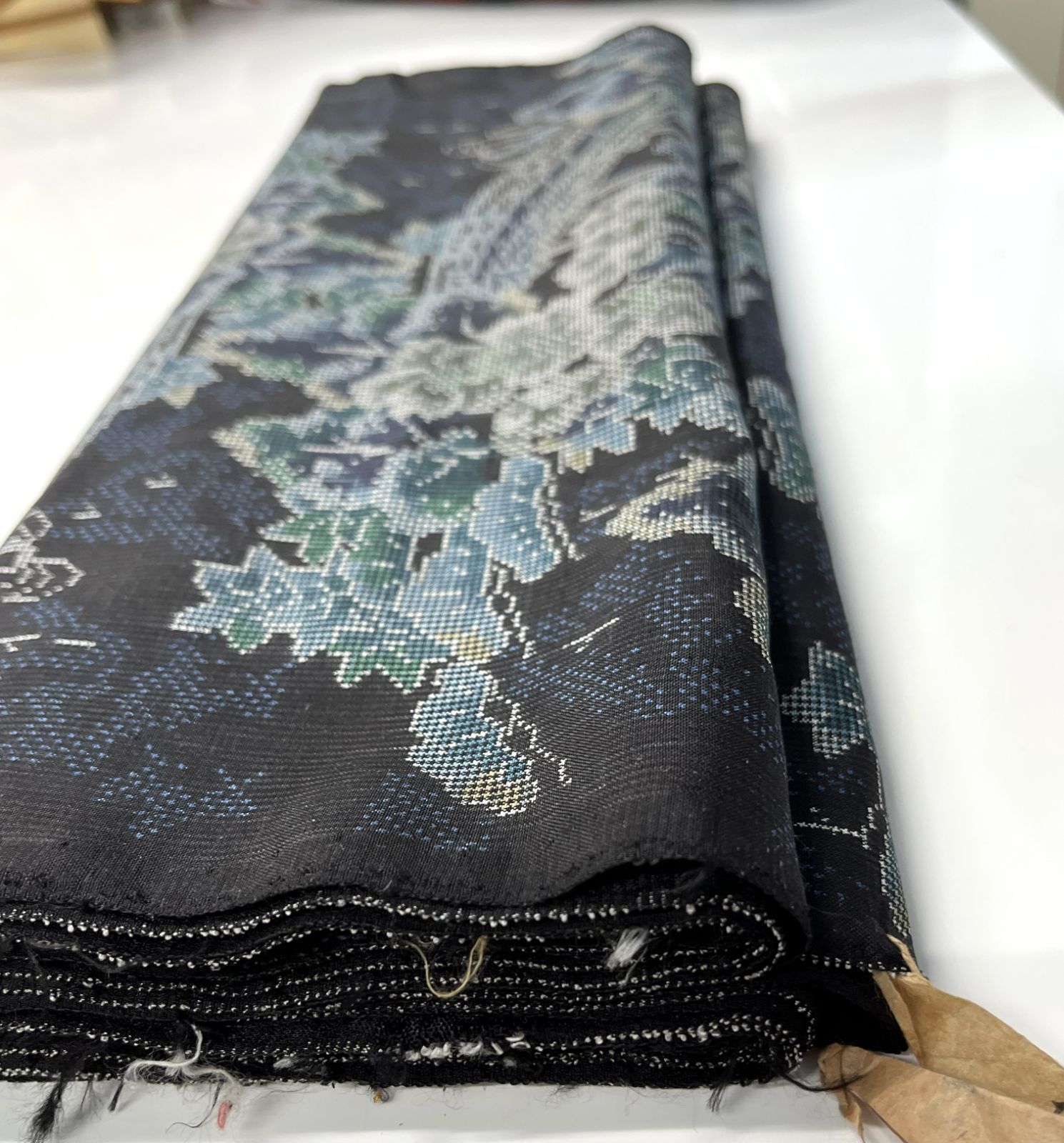 本場大島紬】 反物 正絹 紬 泥大島？ 未使用 教材 手芸 保管品 - メルカリ