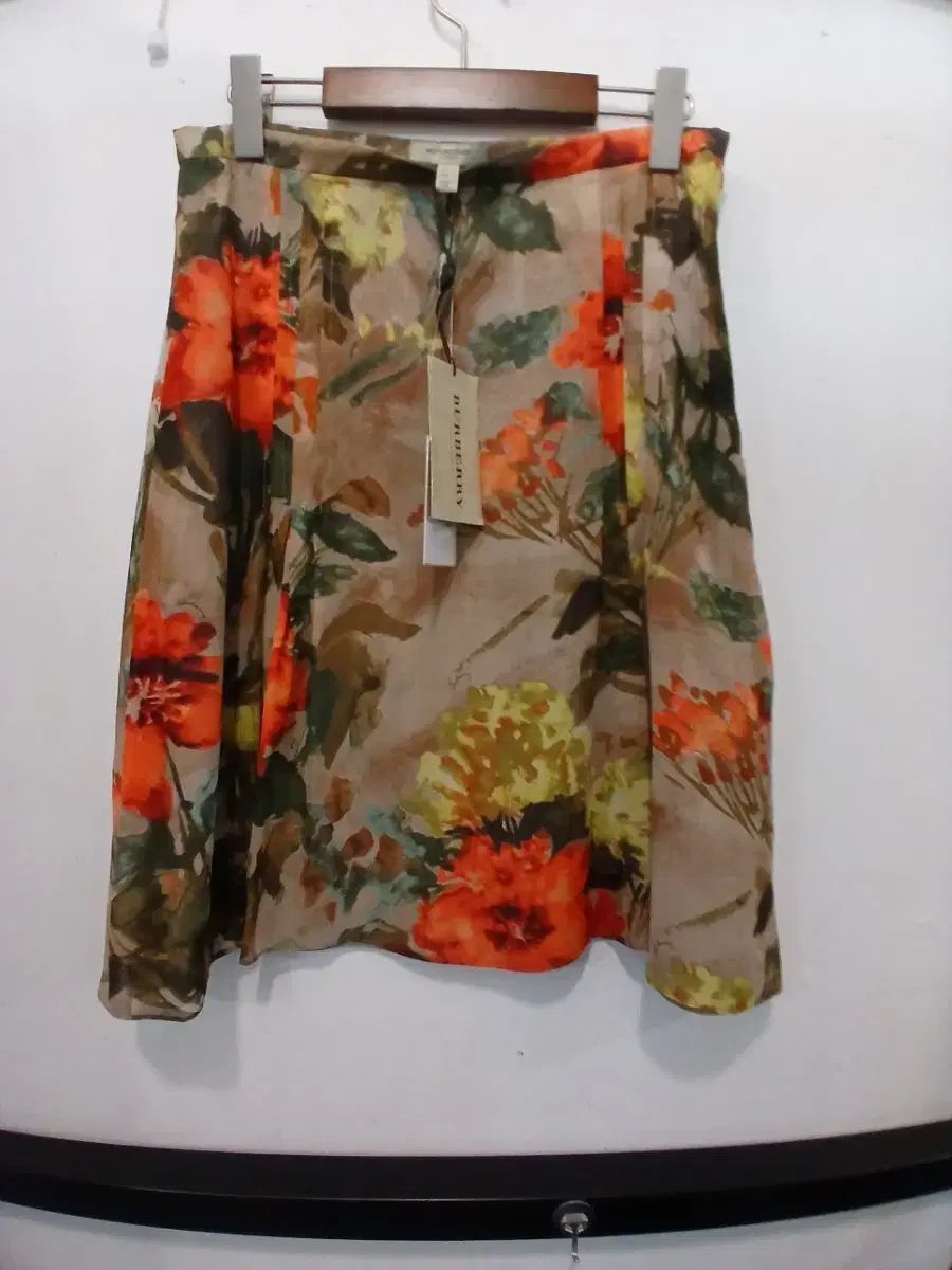 新品) バーバリー フラワー プリント スカート