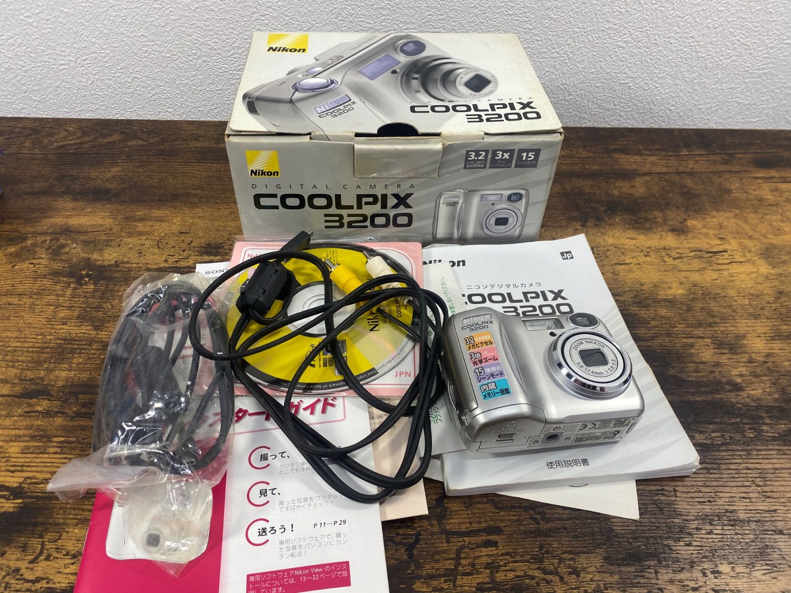 2000年代初頭のNikon COOLPIX 3200シルバーモデル