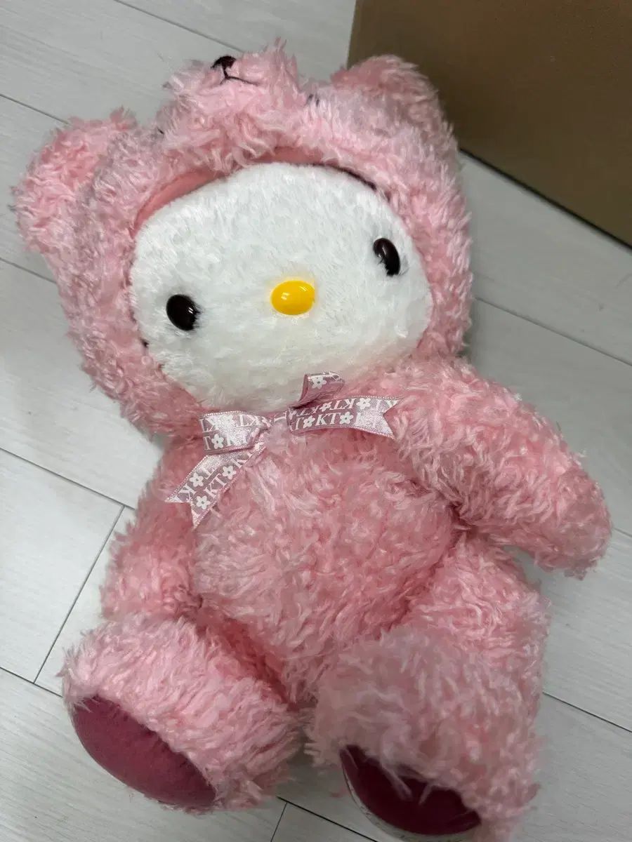 クマ ハローキティ ぬいぐるみ IN ウサゲティ
