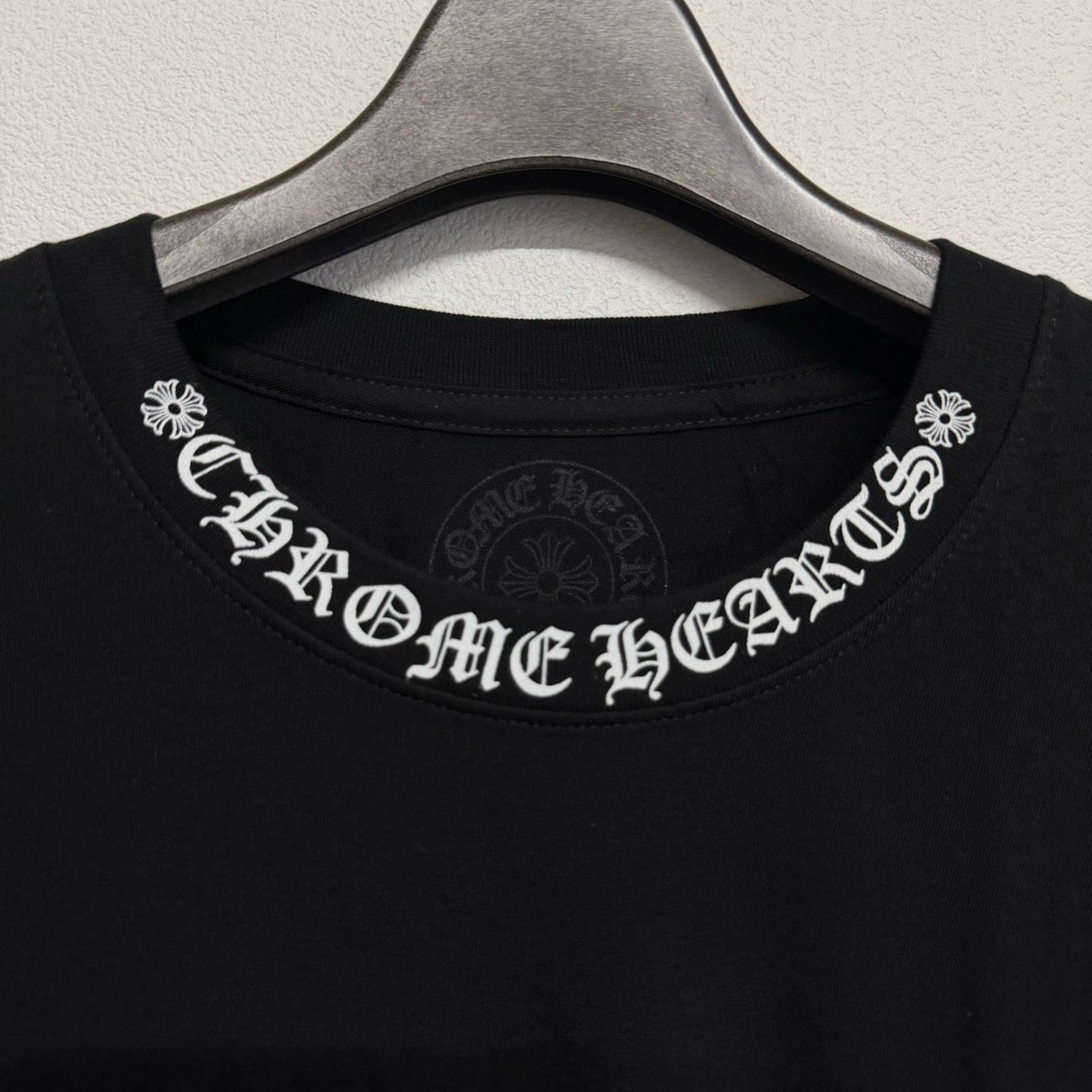CHROME HEARTS Neck Logo クロムハーツ ネックロゴ 黒 ブラック 半袖 Tシャツ トップス メンズ レディース XLサイズ 新品未使用 2490 CHROME HEARTS Neck Logo クロムハーツ ネックロゴ 黒 ブラック 半袖 Tシャツ トップス メンズ レディース XLサイズ 新品未使用 2490
