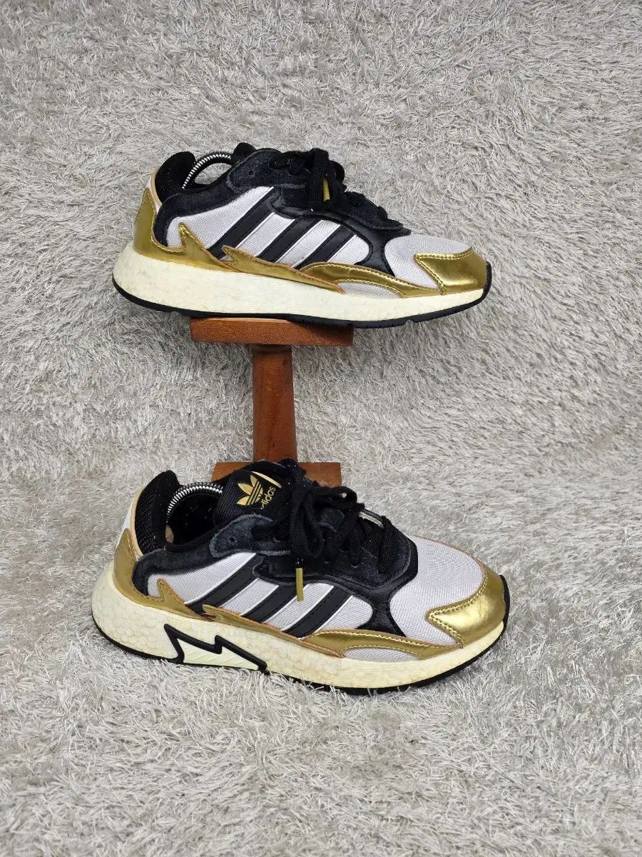 Free! UYUSE 240 アディダス トレスク RUN GOLD スニーカー
