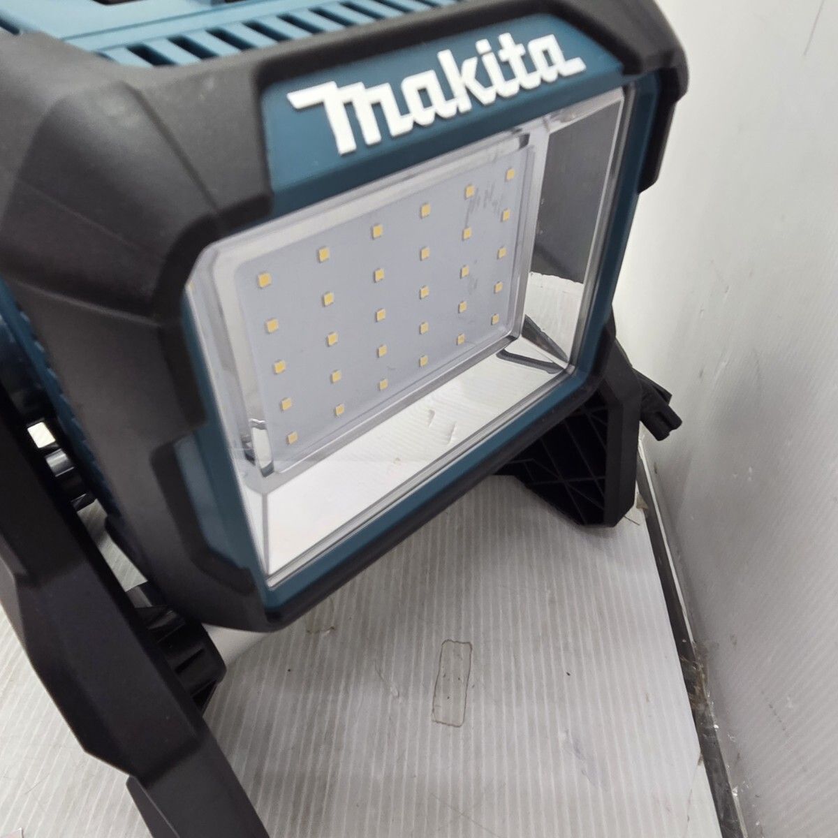 S04159 Makita マキタ スタンドライト 14.4V/18Vバッテリ AC100V 両用 ML811