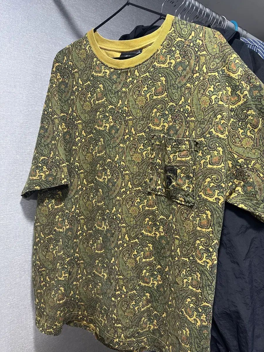 L ステューシー ユニオン ポケット クルー Tシャツ ベイズリー