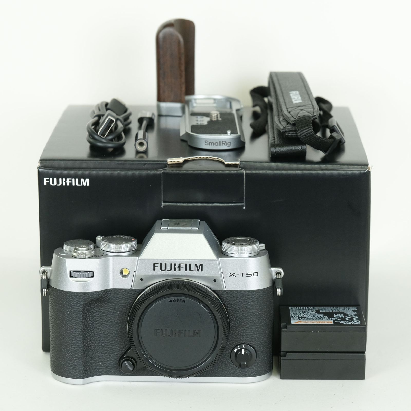 [美品 | シャッター数2,100回｜バッテリー2個・グリップ付] FUJIFILM X-T50 [ボディ シルバー] | FUJIFILM Xマウント