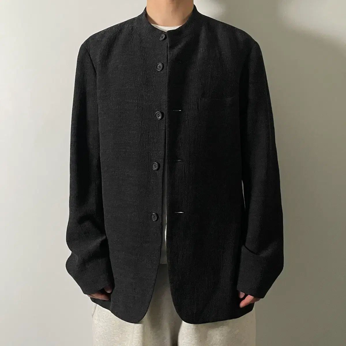ISSEY MIYAKE MEN カラーレス ブレーザー ジャケット (on 636)