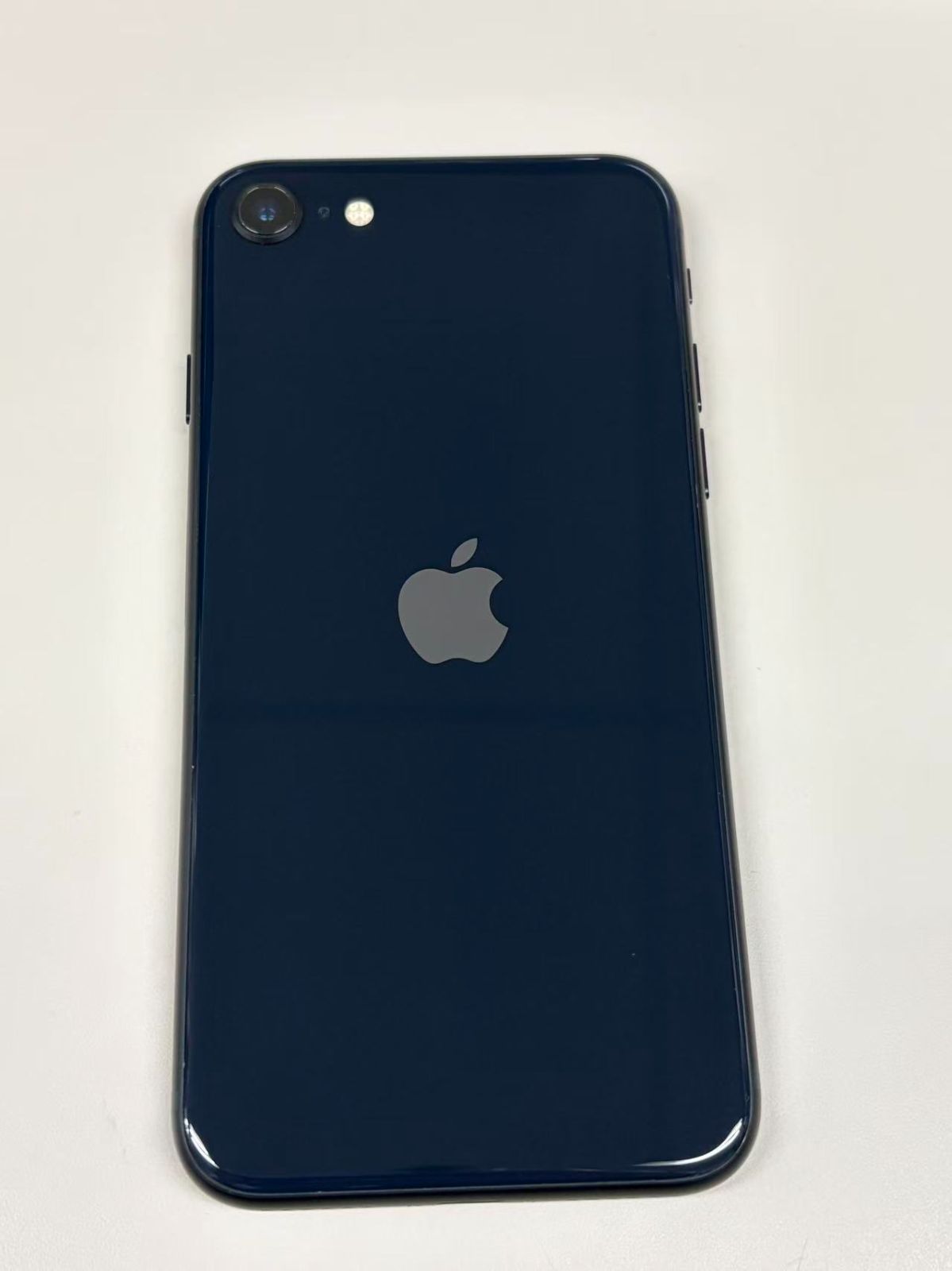 美品 電池100%SIMフリー iPhone SE(第３世代) 64GB