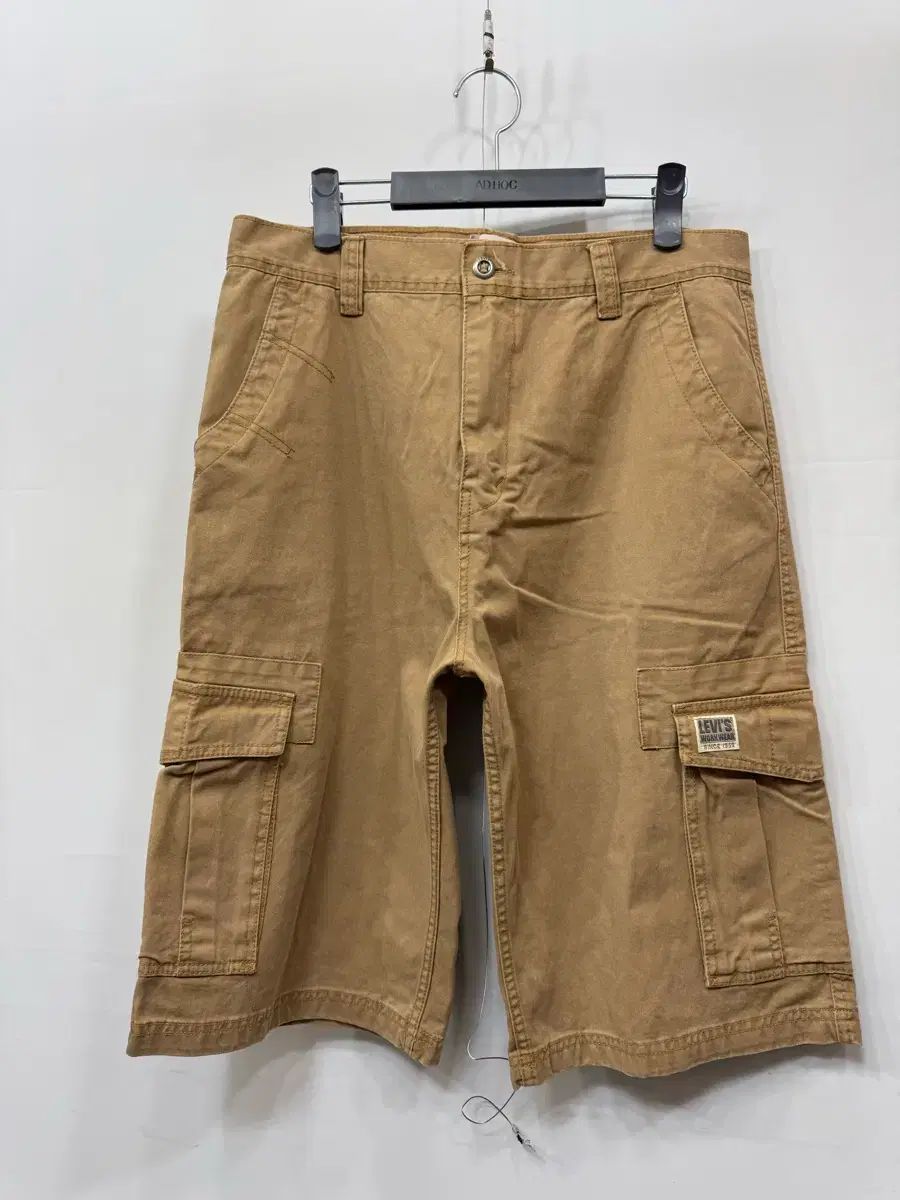 32) リーバイス カーゴ ハーフパンツ