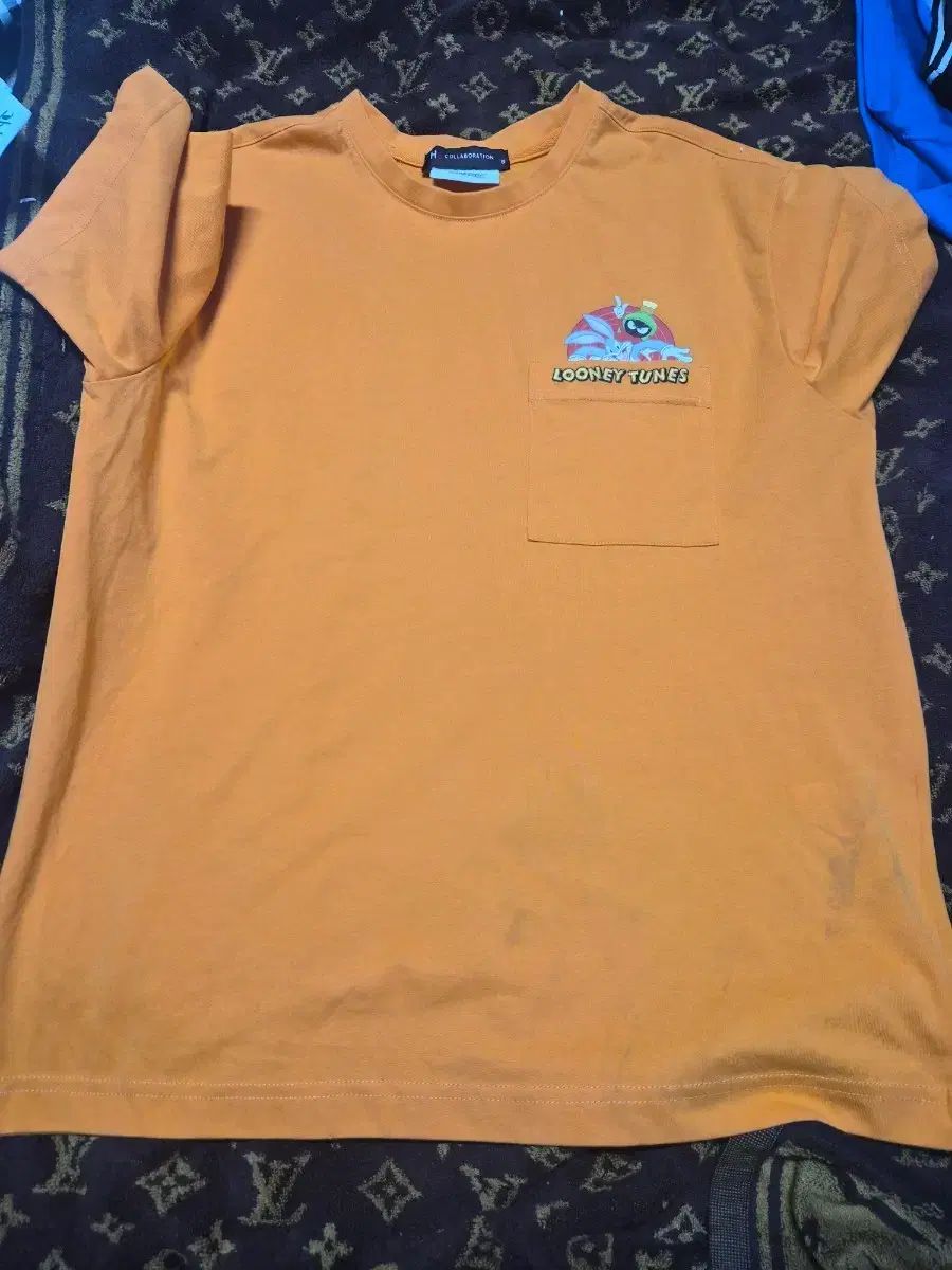 コラボレーション ルーニー・テューンズ ポケット Tシャツ オレンジ