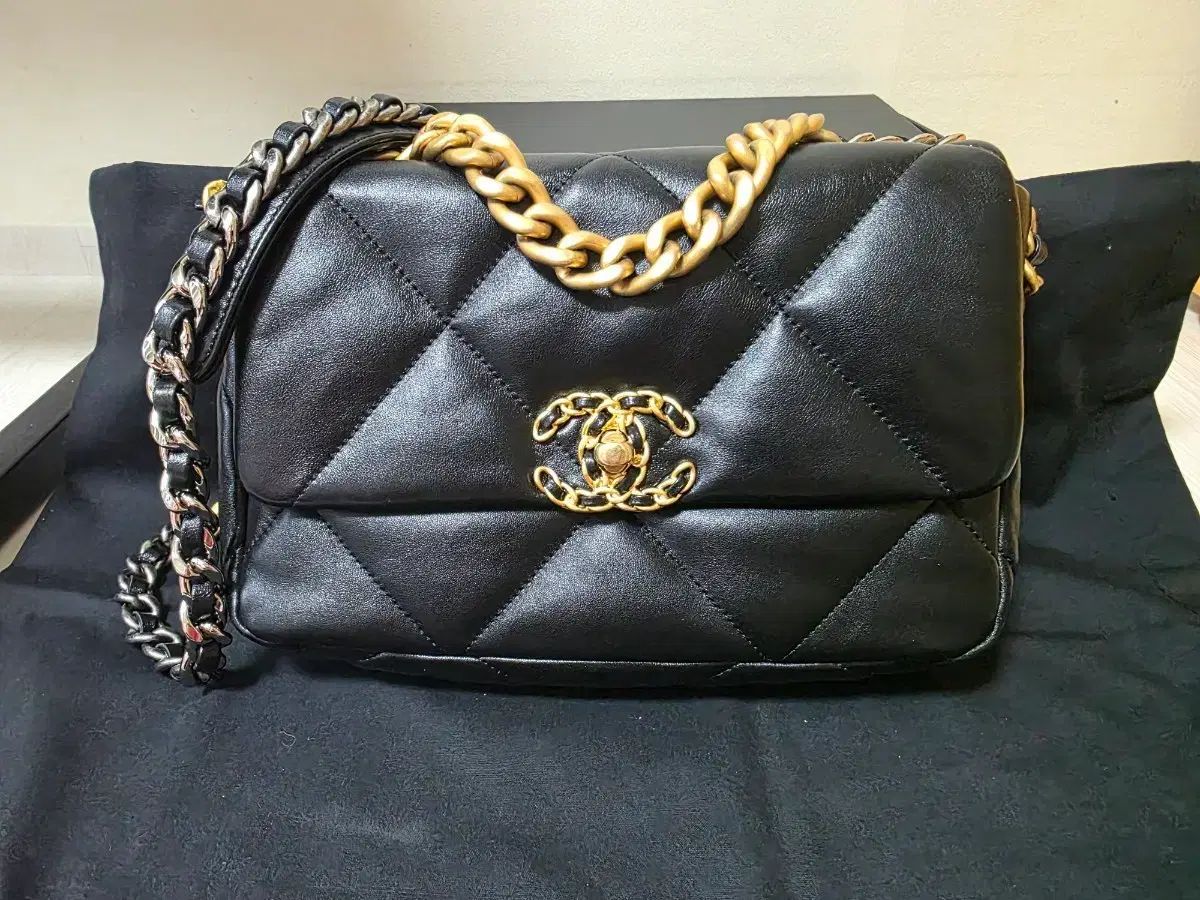 (内蔵チップ) CHANEL 19バッグ スモール/ミディアム