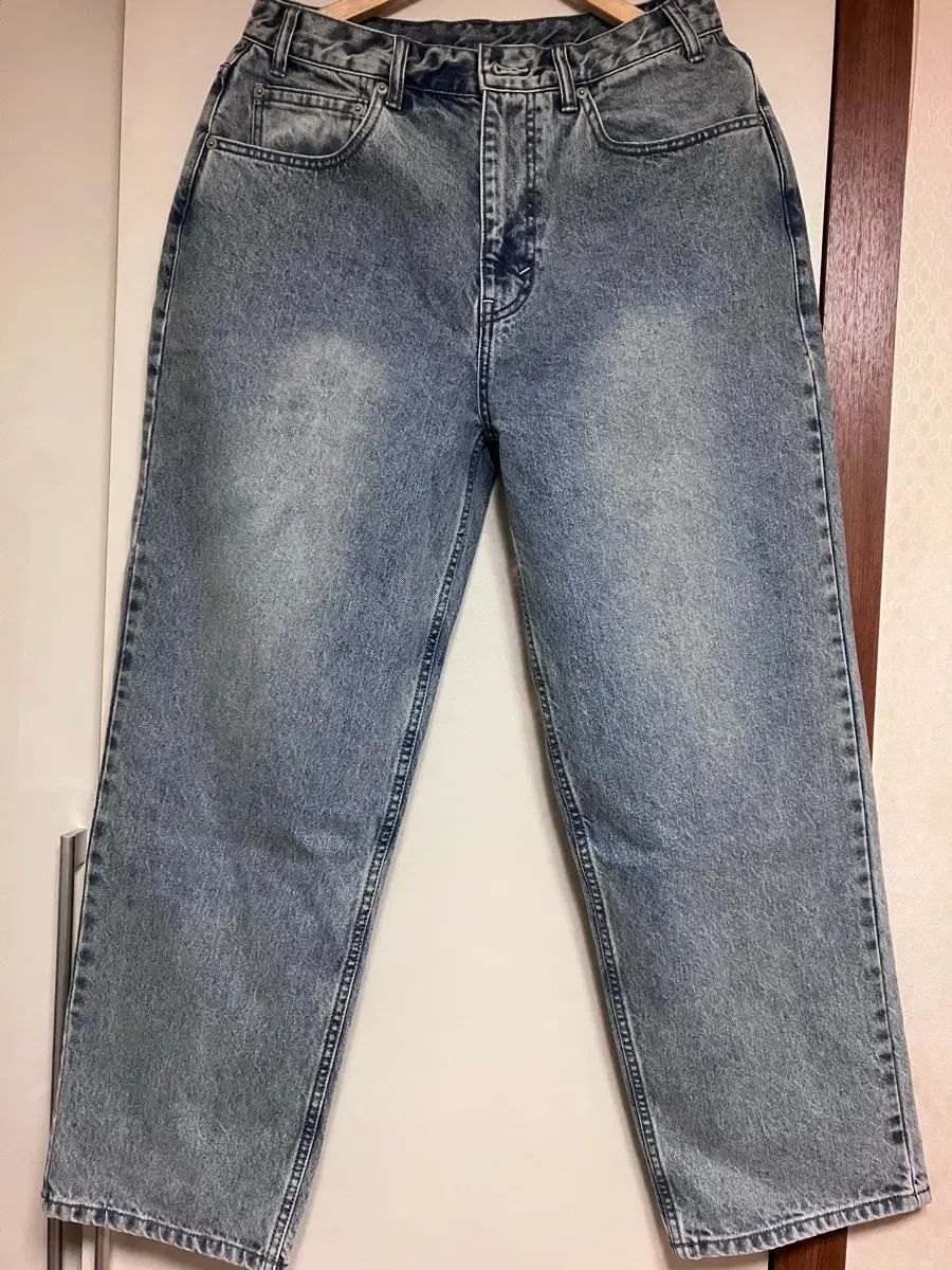 ディスイズネバーザット relaxed jeans washed blue