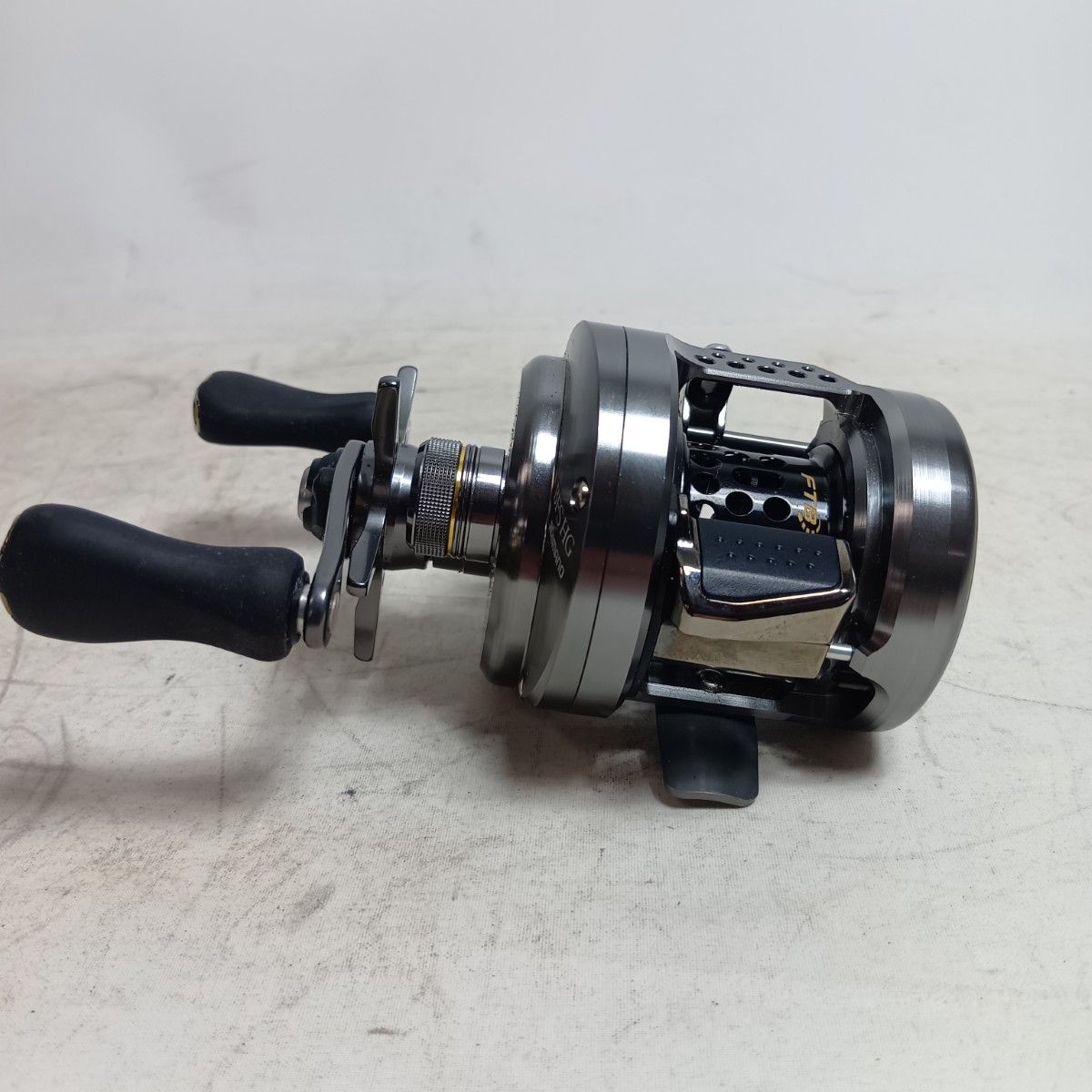 SHIMANO シマノ 03676 釣り用品 リール ベイトリール 17カルカッタコン