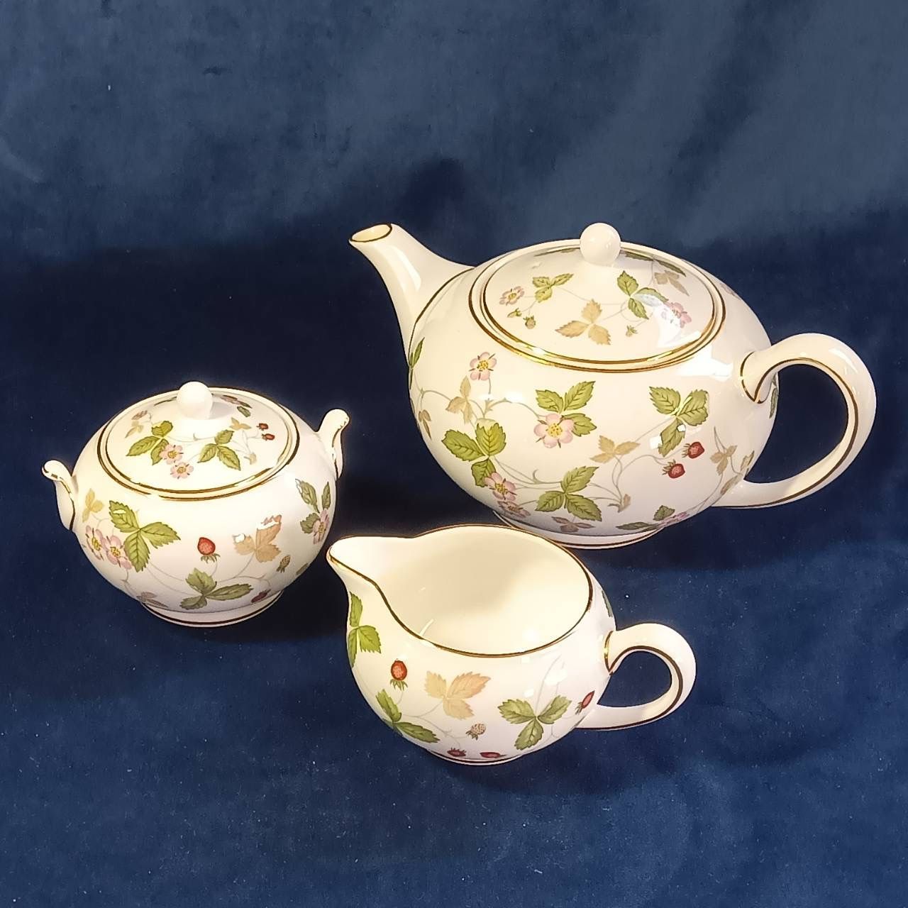 ウェッジウッド Wedgwood 美品 ワイルドストロベリー 3点セット シュガー ミルク ティーポット