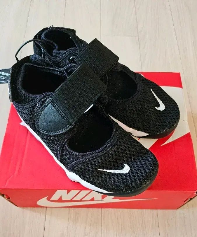 ナイキ エア リフト キッズ ブラック 200 新品