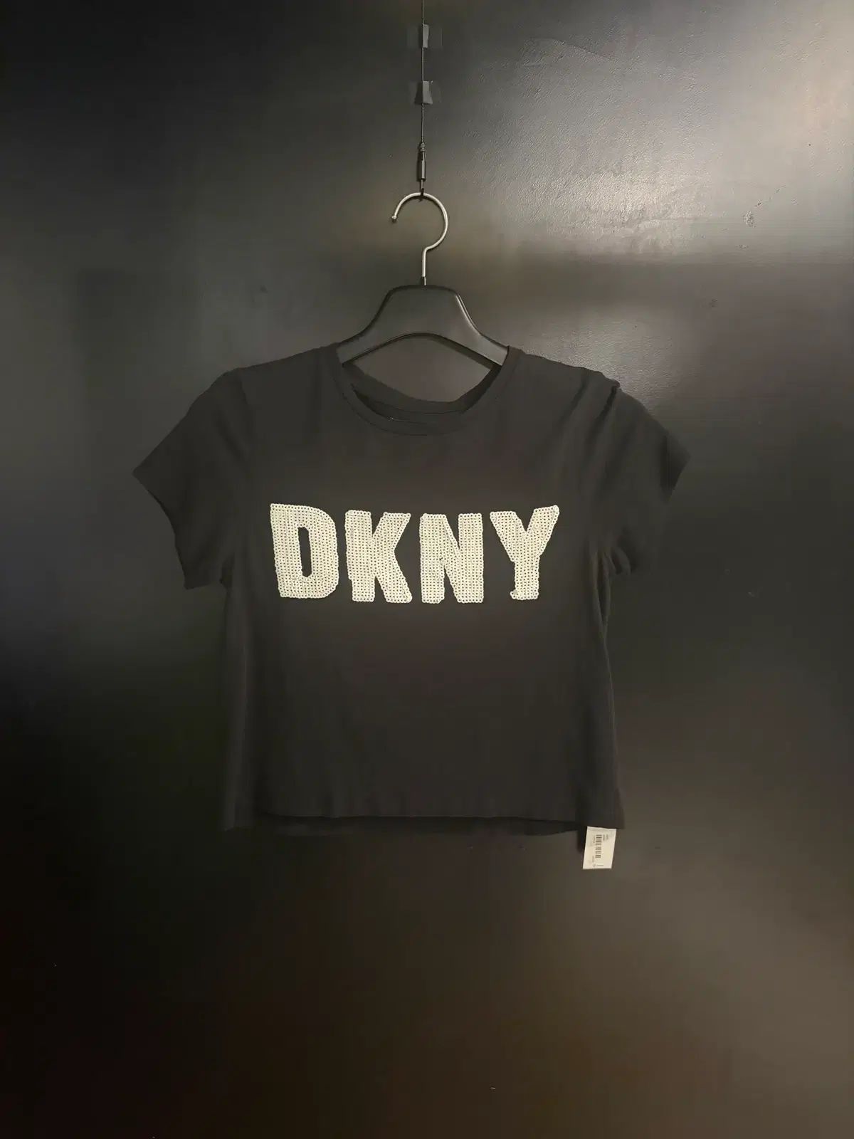 DKNY シークエンス ロゴ クロップド Tシャツ
