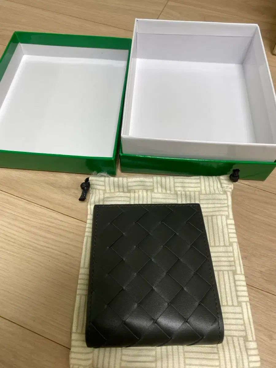 新品 ボッテガ・ヴェネタ 二つ折り財布 ブラック+薄カーキ ツートン