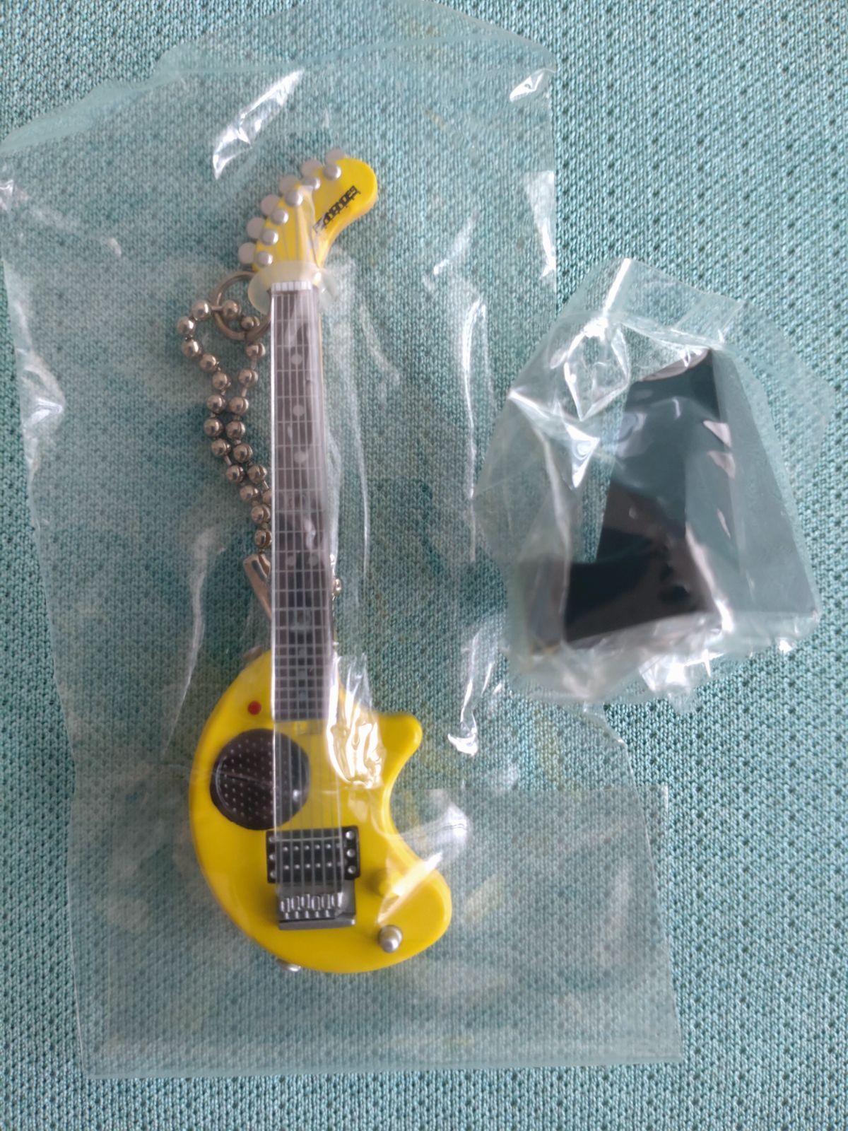 ■■殆ど新品未使用状態 FERNANDES ZO-3 イエロー FERNANDES ZO-3ギターマスコット【未使用】イエロー③ ☆1/12スケール