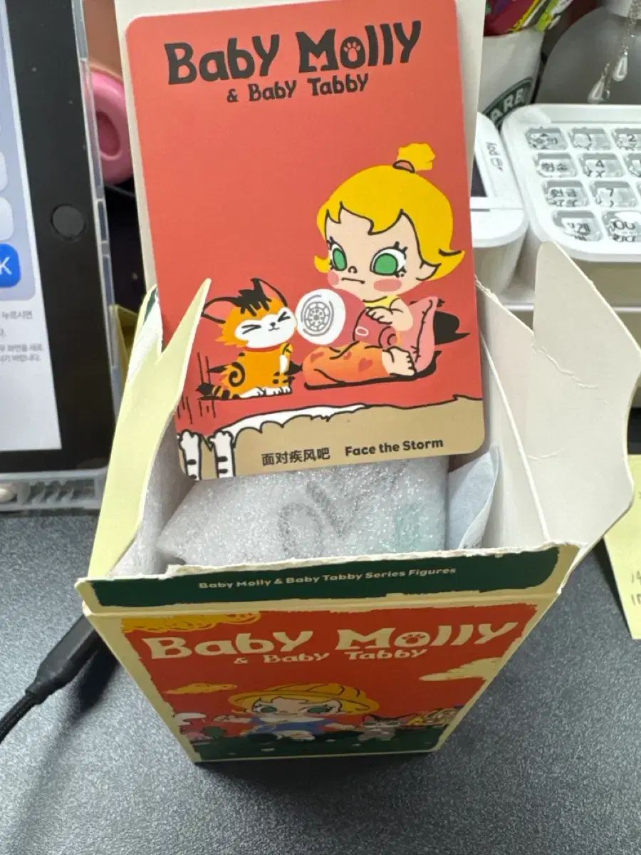 ポップマート ベイビー MOLLY & ベイビー タビー シリーズ 風に耐える