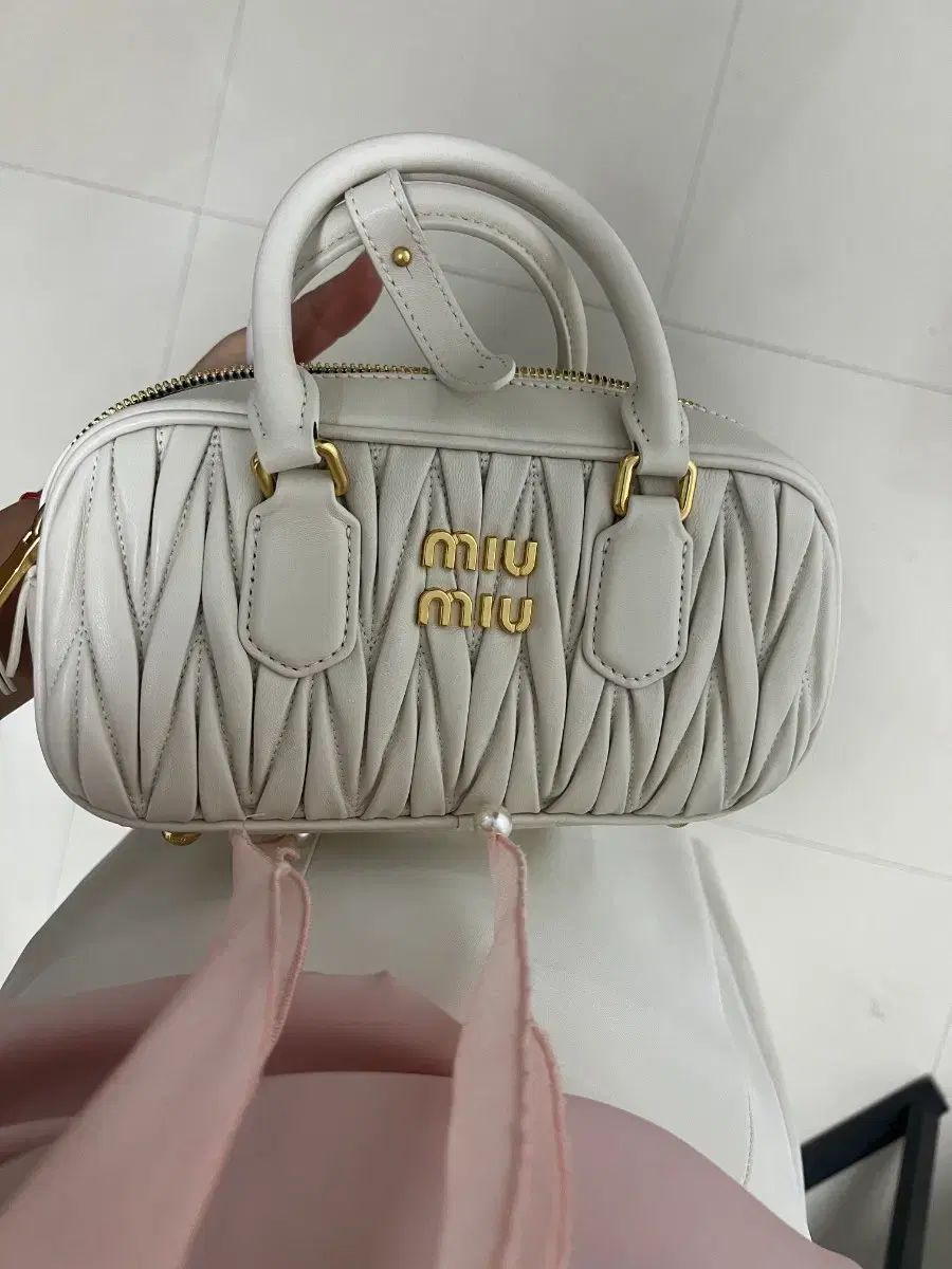 ベージュ バッグ 出品します 傷があります