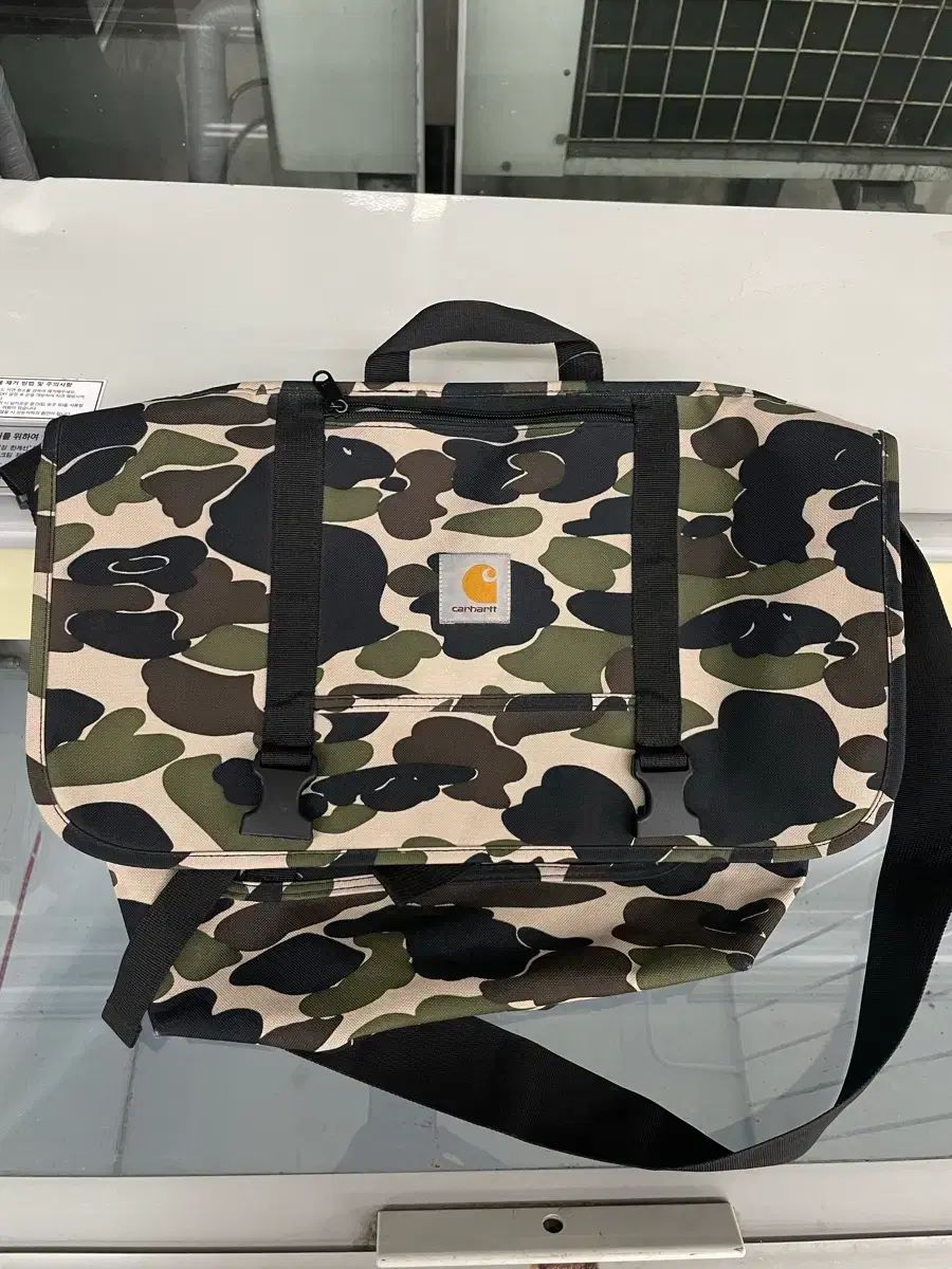 Carhartt カモフラージュ メッセンジャーバッグ