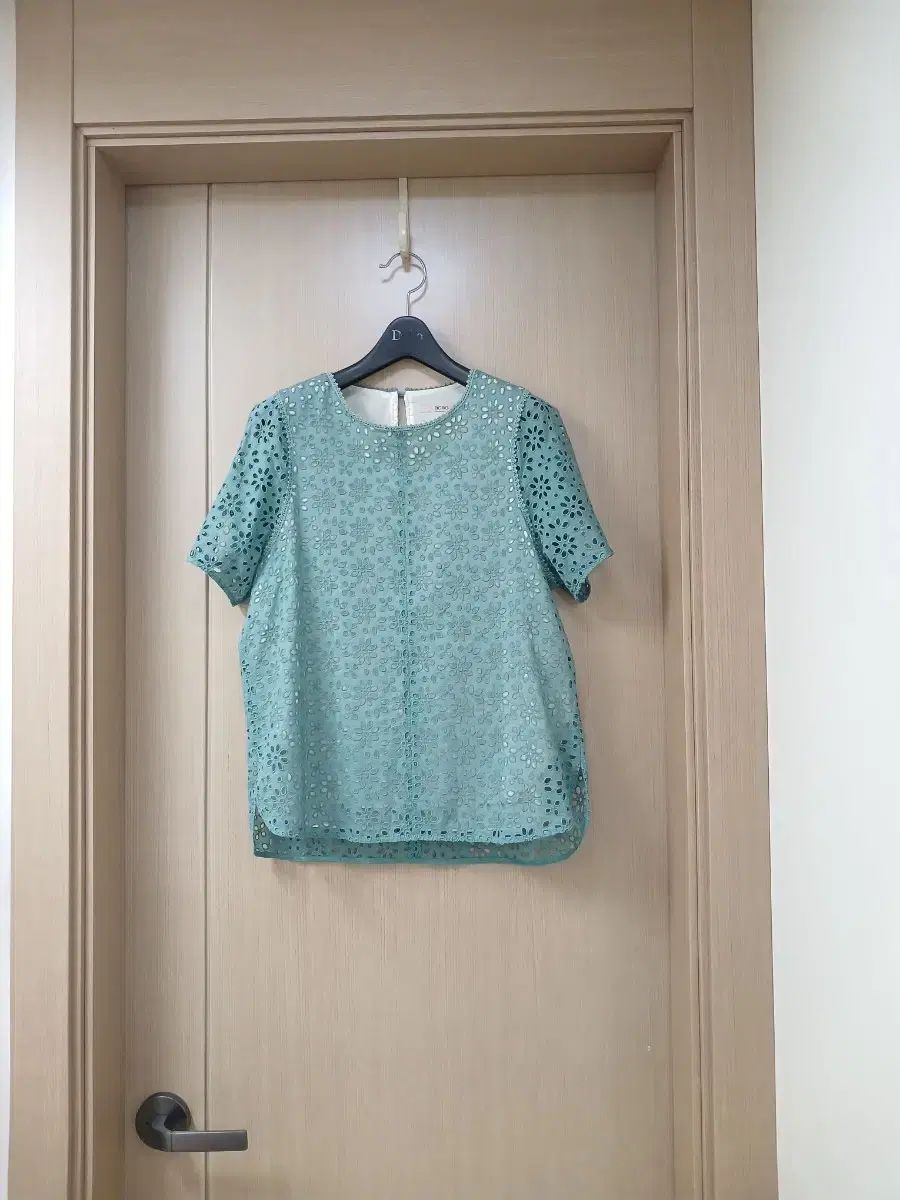 BCBG エンブロイダリー レイ ブラウス 4,870円