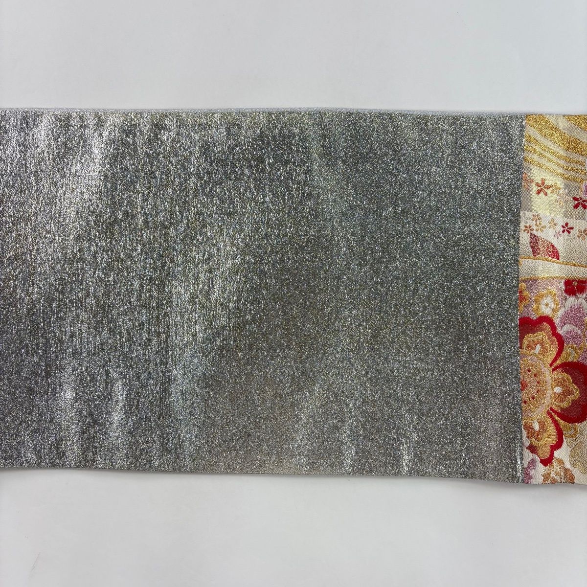 美品】 袋帯 秀品 振袖向き 桜 花 金糸 ラメ糸 金色 六通 正絹 【中古 美品】 袋帯 秀品 振袖向き 桜 花 金糸 ラメ糸 金色 六通 正絹 【中古