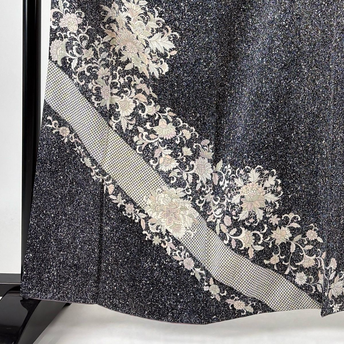付下げ 身丈163.5cm 裄丈64.5cm M 袷 草花 花唐草 金糸 黒灰 正絹 秀品