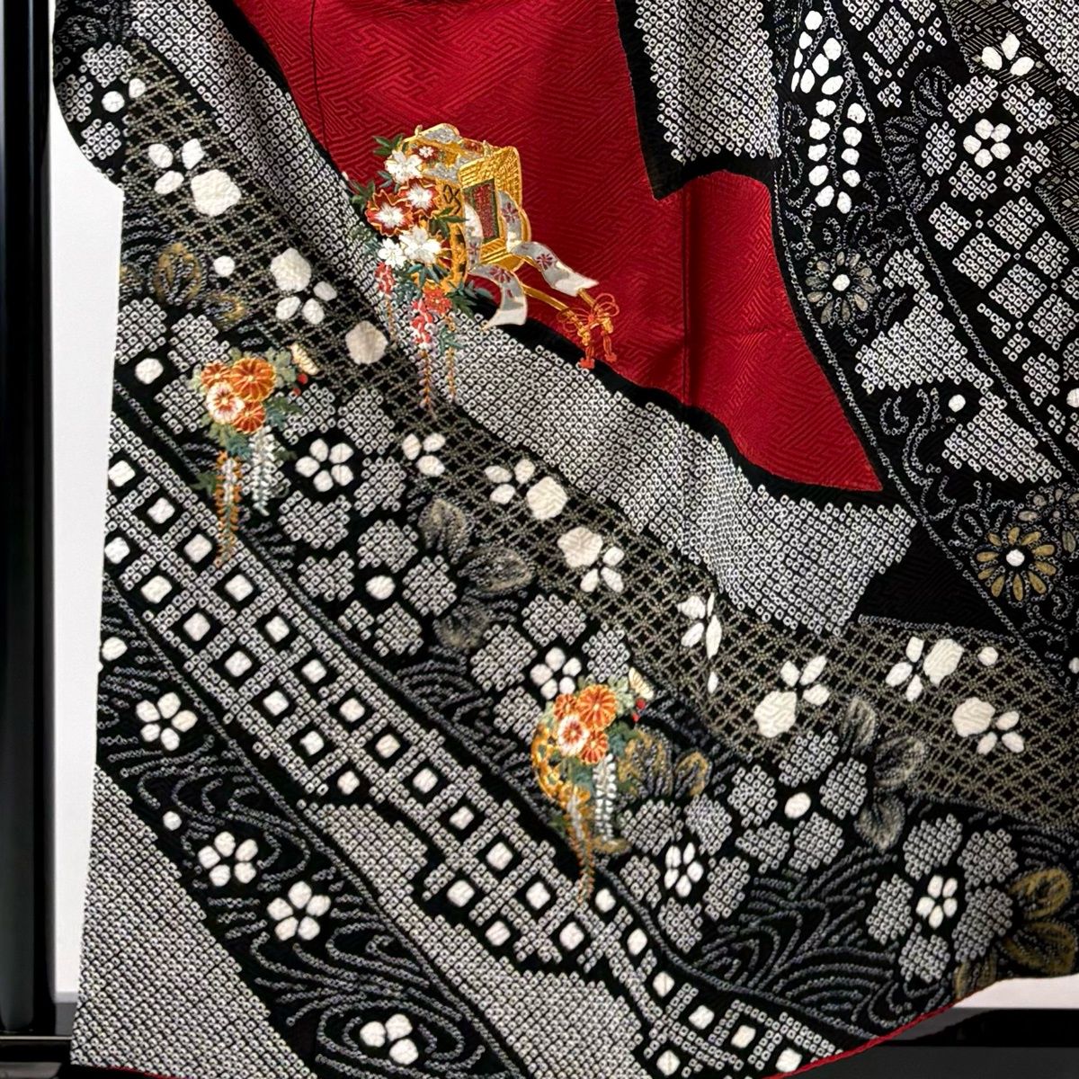 296)着物　振袖　正絹　絞り　美品　身丈157cm 美品】 振袖 身丈157cm 裄丈63.5cm S 袷 御所車 桜 金糸 絞り 赤 正絹