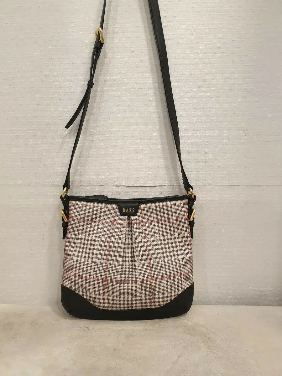 ほぼ新品) DAKS チェック クロスバック バッグ