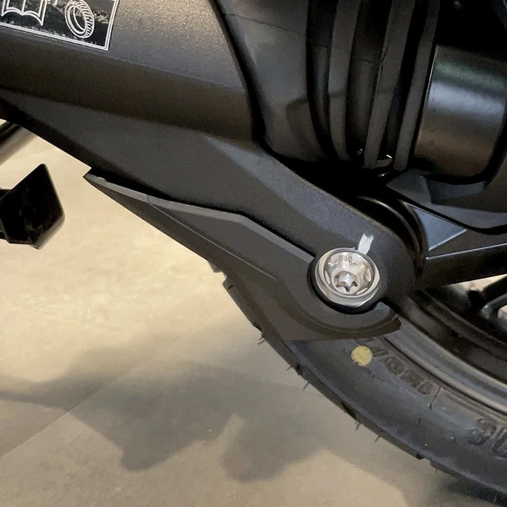 TRIUMPH トライアンフ純正 スイングアームプロテクター TIGER1200 送料無料】トライアンフ(Triumph) Tiger1200用スイングアーム