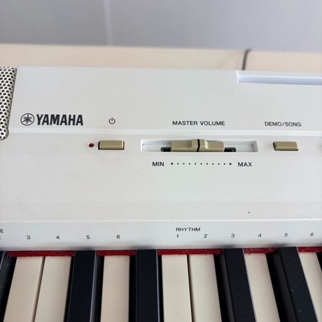 Yamaha P-105 ホワイト 電子ピアノ　スタンド付き 楽器・機材 Yamaha P-105 ホワイト 電子ピアノ スタンド付き