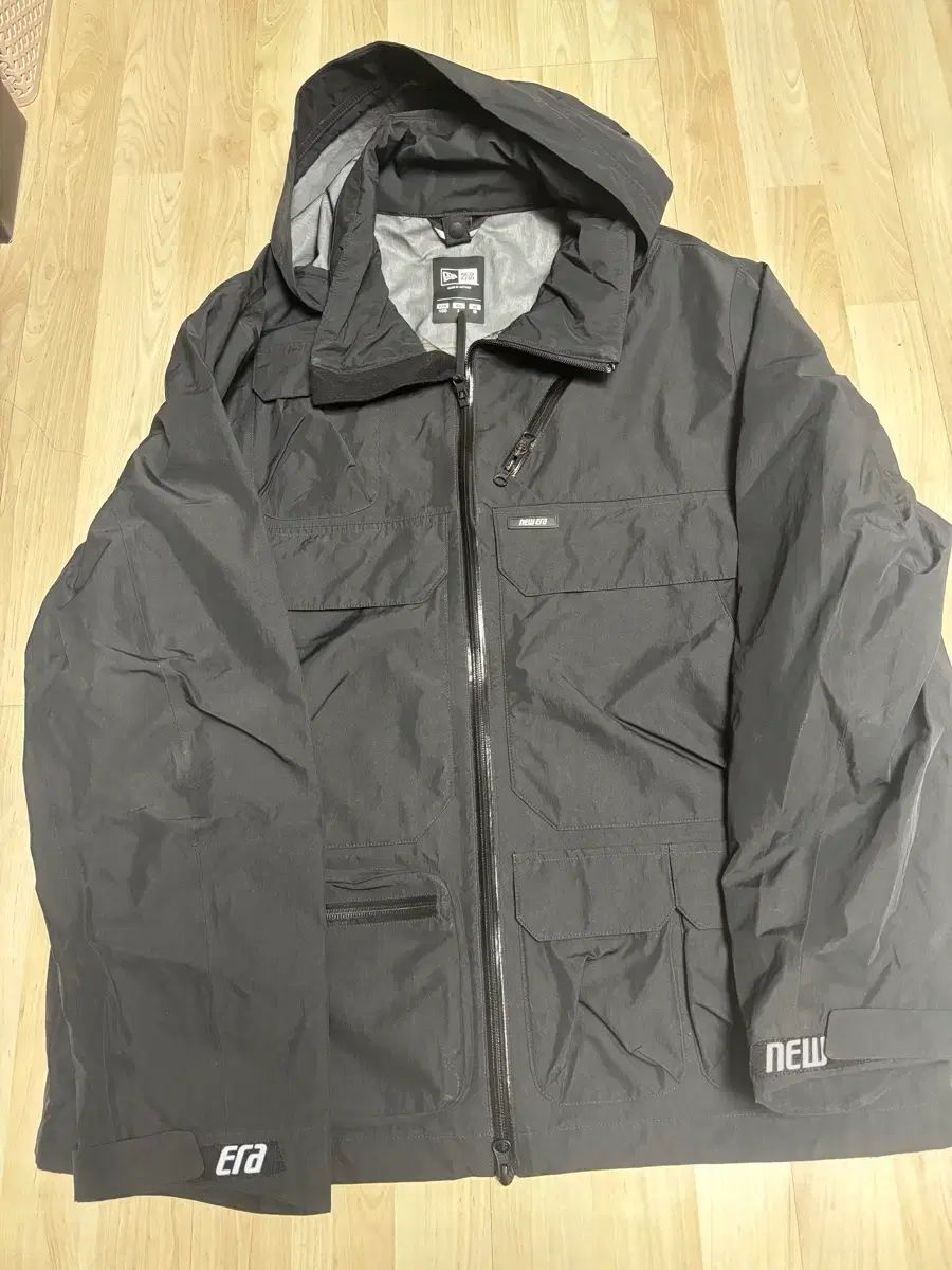 NEW ERA ブラック フード ウィンドブレーカー ジャケット