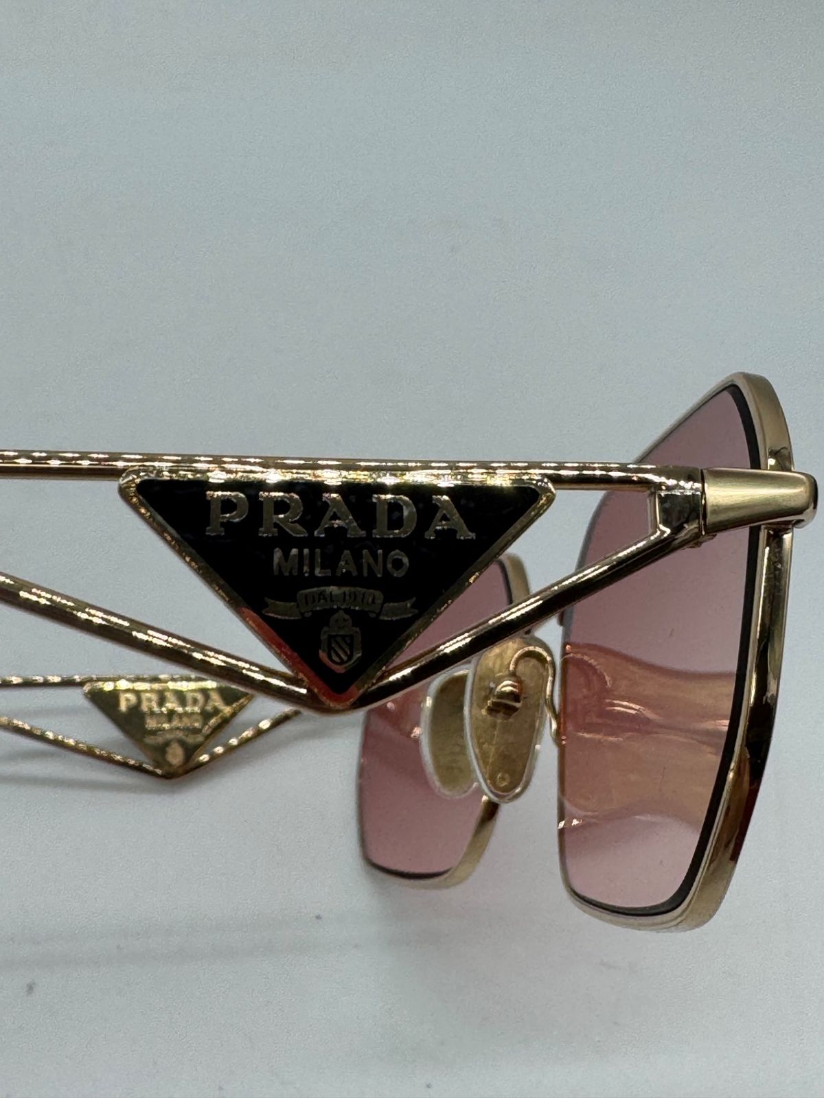 美品】PRADA プラダ トライアングル ロゴ サングラス P1403 - メルカリ