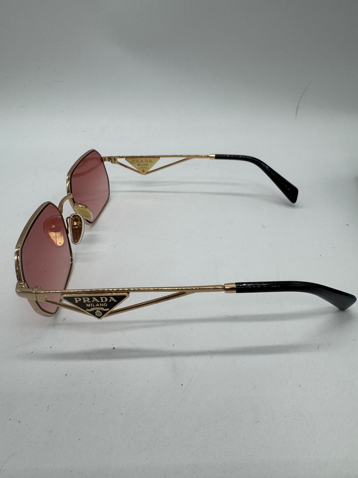 トライアングル プラダ 美品】PRADA プラダ　トライアングルロゴ　バタフライサングラス 【美品】PRADA ロゴ メルカリ - P1403 サングラス 小物