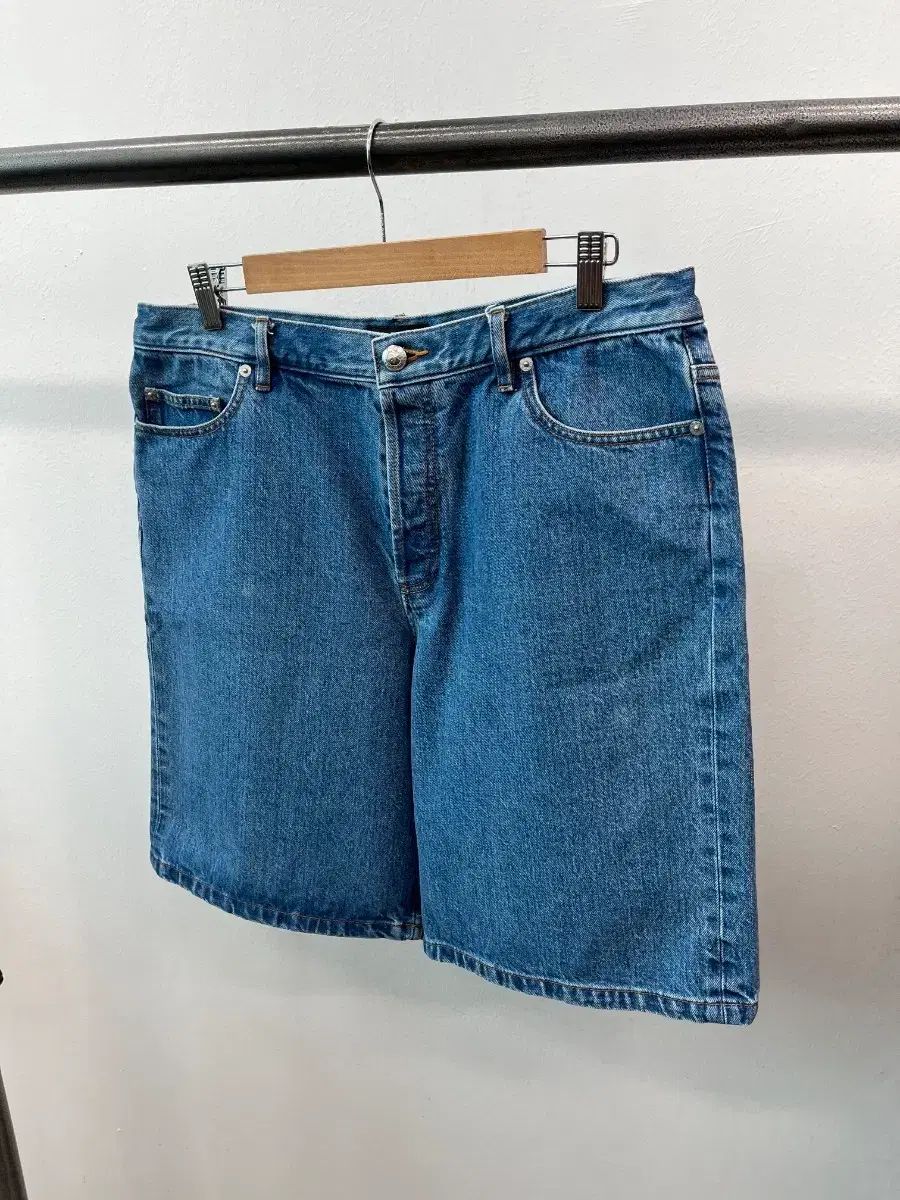 33) アーペーセー バミューダ デニムパンツ