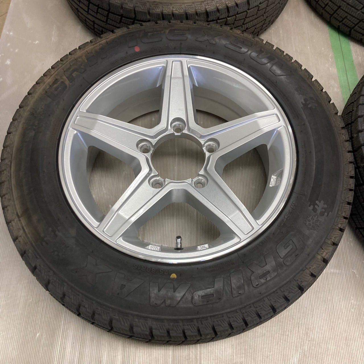 ジムニー 中古スタッドレス 16インチ 5.5j +20 PCD139.7 グリップ 