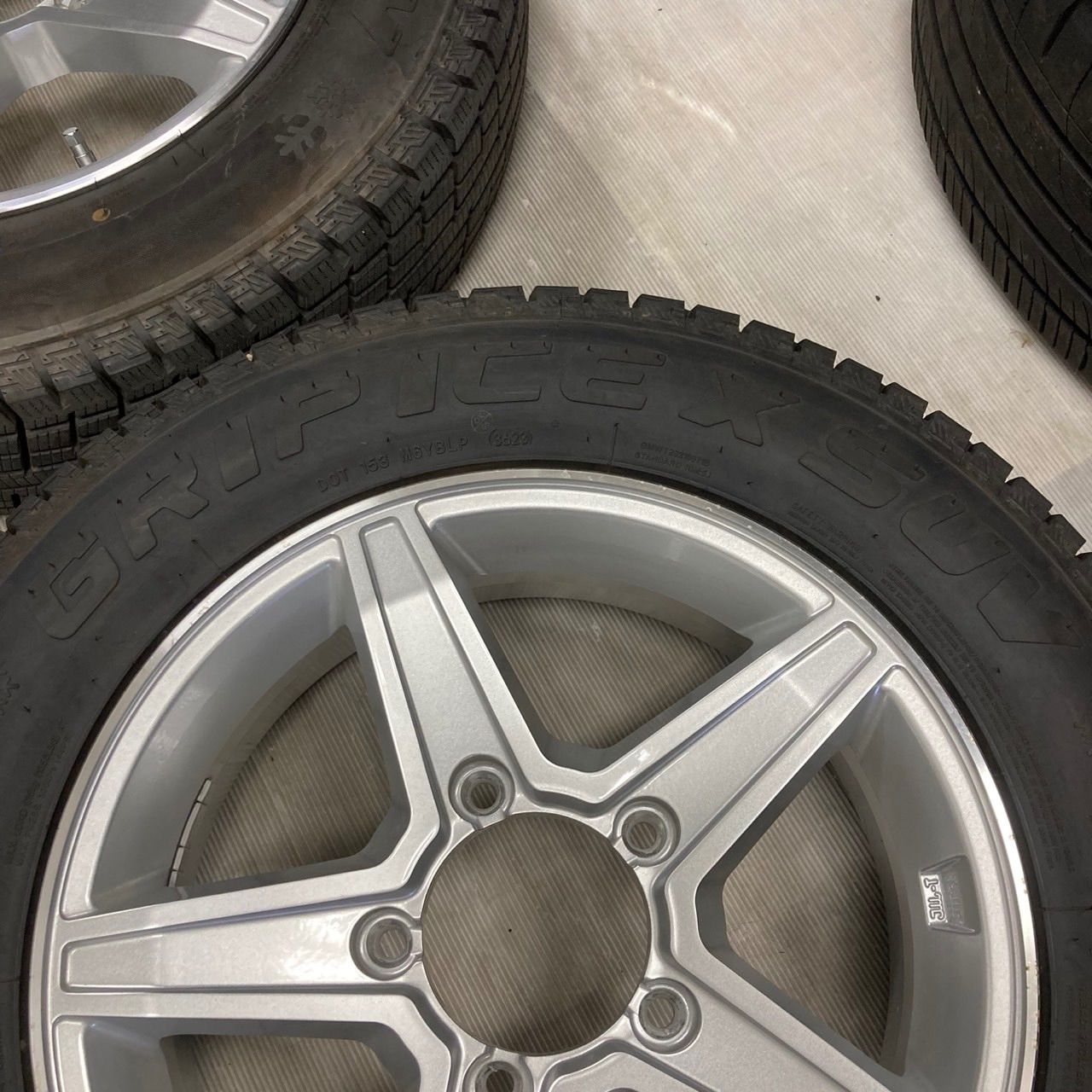 ジムニー 中古スタッドレス 16インチ 5.5j +20 PCD139.7 グリップ 