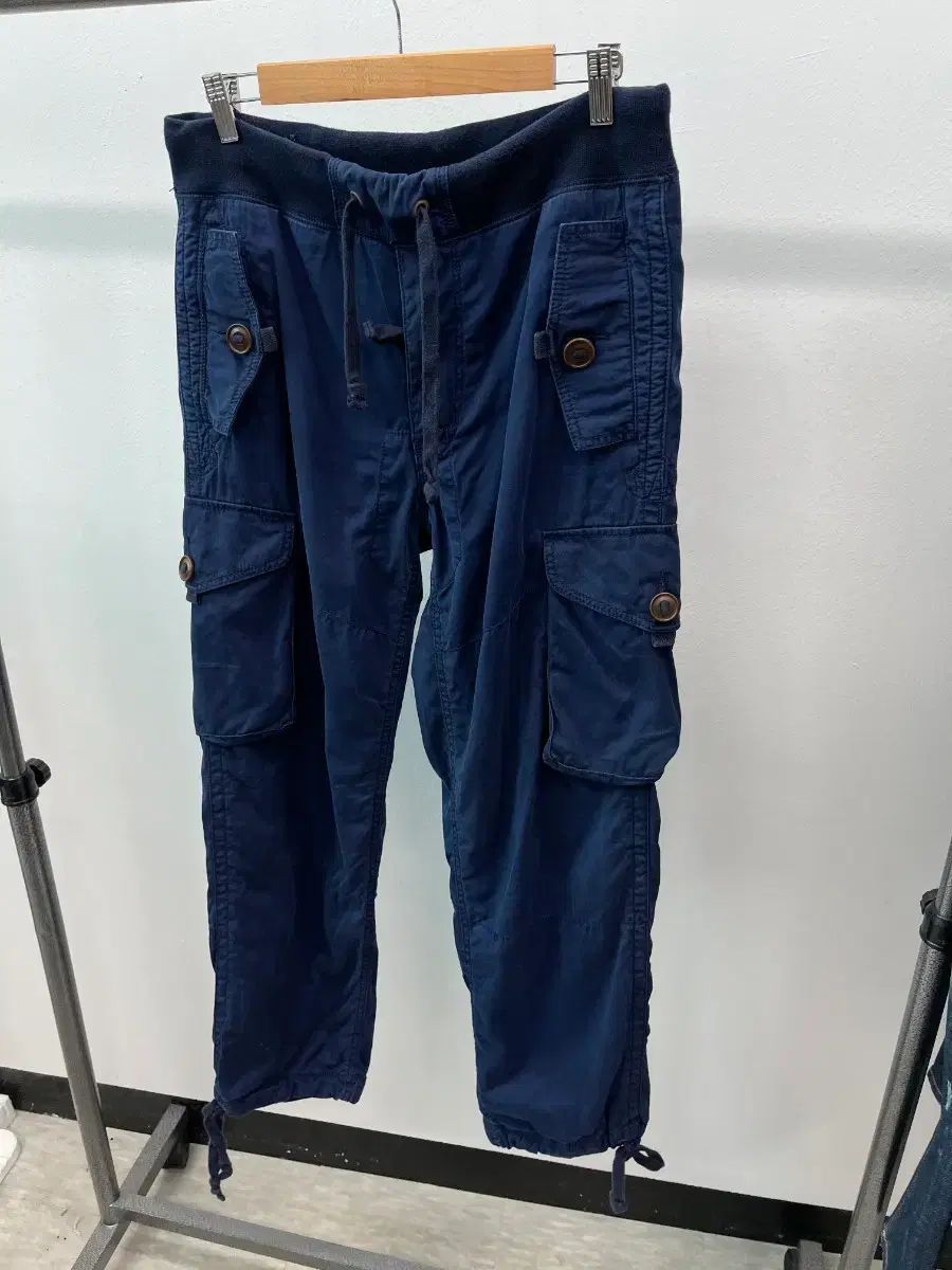 33) ポロ ダークブルー カーゴパンツ 10,472円